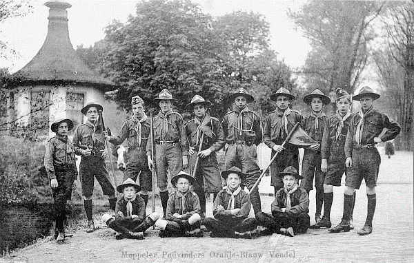 Enkele van de eerste Meppeler Scouts (toen nog Padvinders van het Oranje-Blauw Vendel) rond 1918. Bron: Oud Meppel